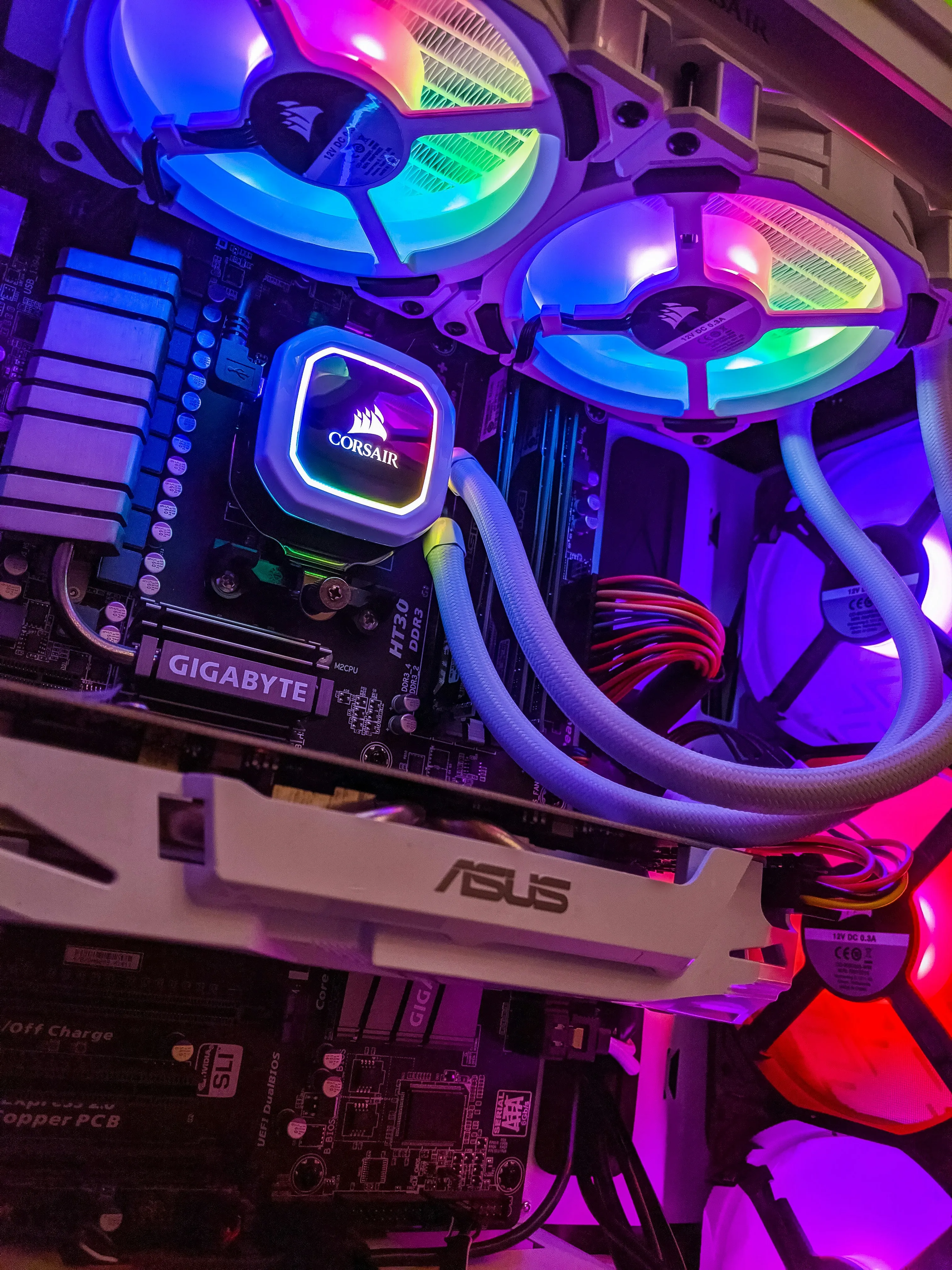 Сглобен настолен компютър с RGB охлаждане и компоненти